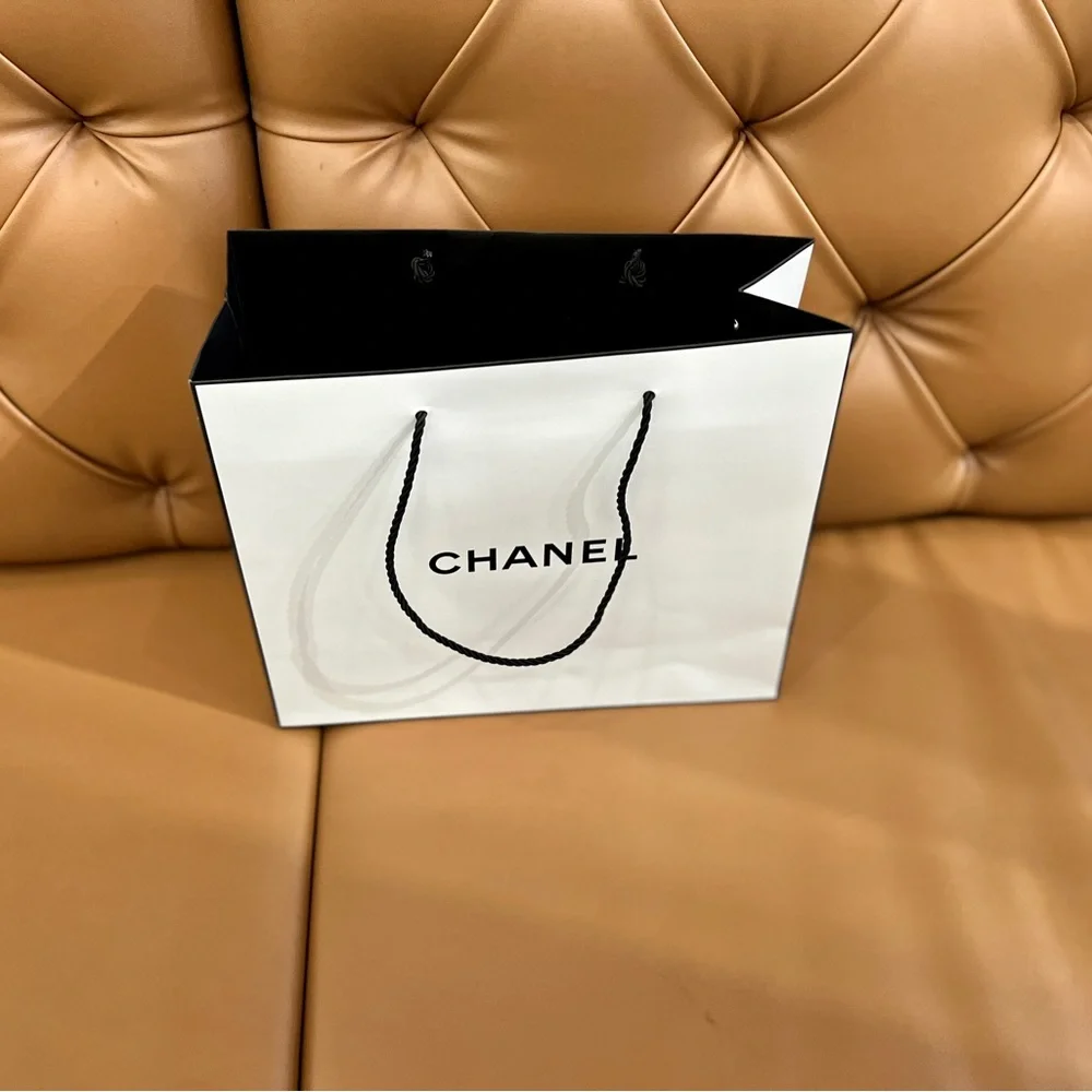 New!Stunning CHANEL Medium To large  Bag - Picture 2 of 5
